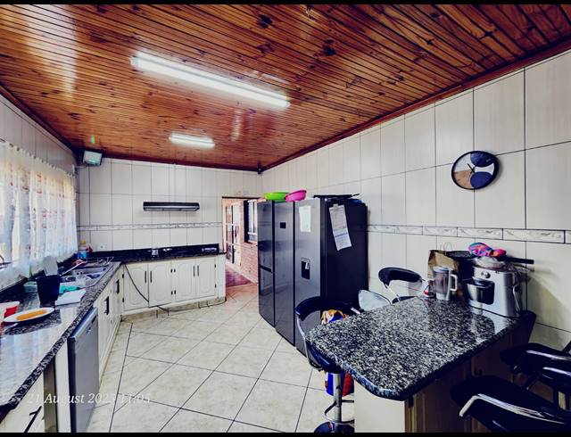 7 BEDROOM FREESTANDING FOR SALE IN HAYFIELDS